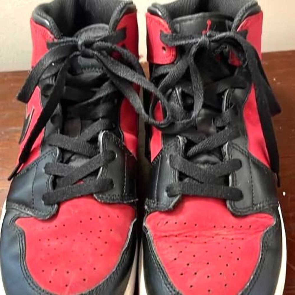 Air Jordan 1 Mid Reverse Banned UNISEX size 6Y